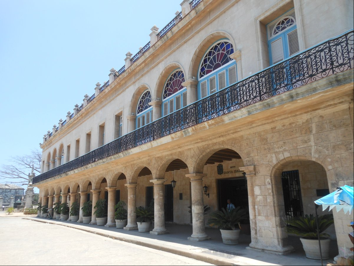 Frente de la antigua Casa de los Condes de Santovenia hoy Hotel Santa Isabel, en la Plaza de Armas de la Habana Vieja Frente de la antigua Casa de los Condes de Santovenia hoy Hotel Santa Isabel, en la Plaza de Armas de la Habana Vieja