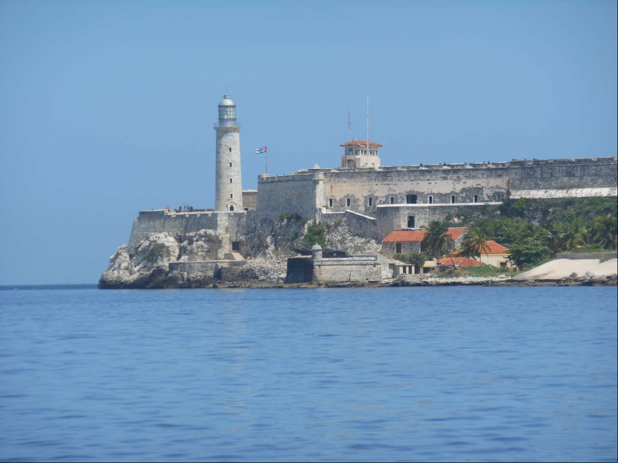 El Castillo del Morro, antigua fortaleza situada en la entrada de la bahía de la Habana El Castillo del Morro en la entrada de la bahía de la Habana