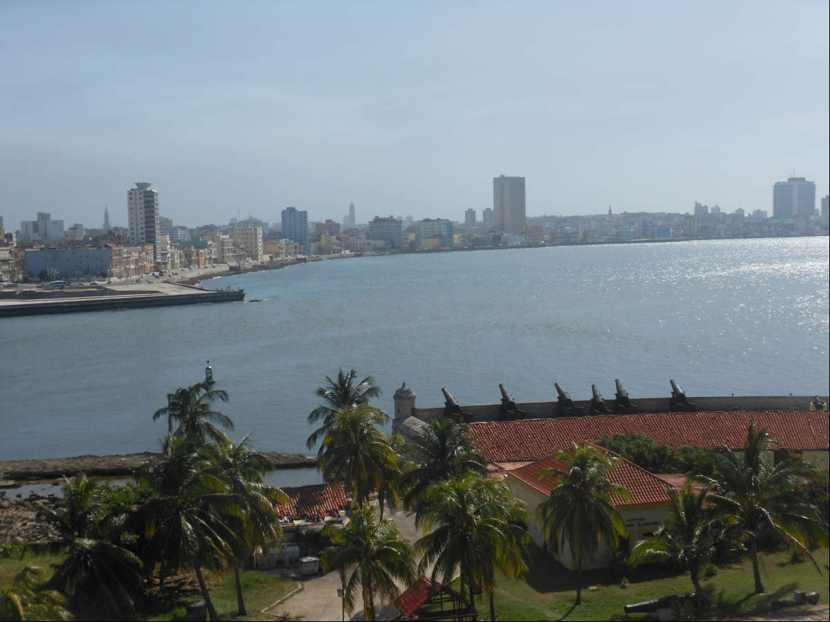 Vista de la entrada de la bahía, el Malecón, la zona del Vedado y Centro Habana desde el Castillo del Morro Vista de la entrada de la bahía, el Malecón, la zona del Vedado y Centro Habana desde el Castillo del Morro