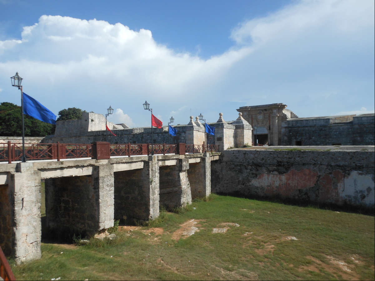 Entrada a la Fortaleza San Carlos de la Cabaña Entrada a la Fortaleza San Carlos de la Cabaña