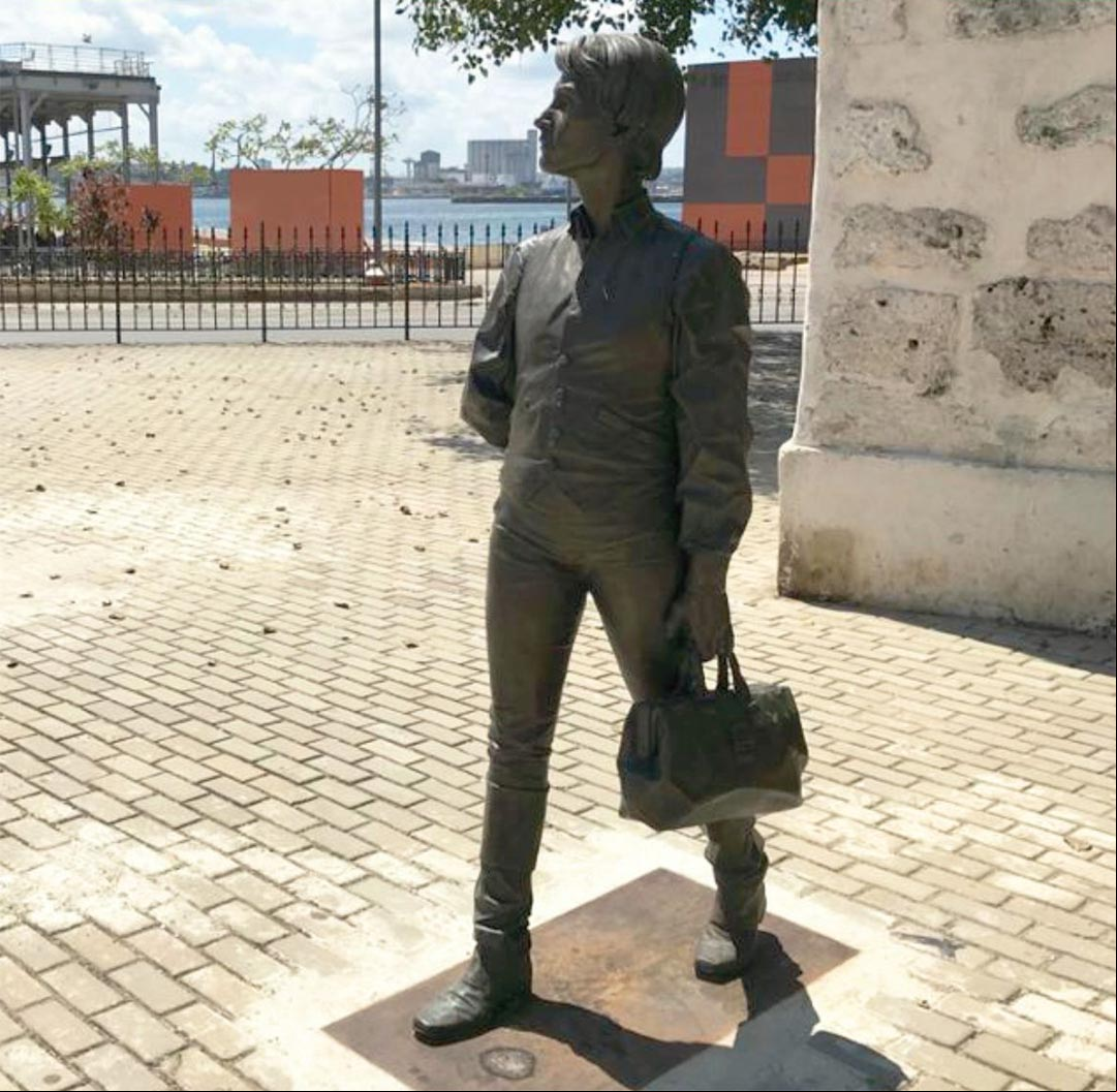 Estatua de Enriqueta Favez en la Alameda de Paula, la Habana, Cuba Estatua de Enriqueta Favez en la Alameda de Paula, la Habana, Cuba
