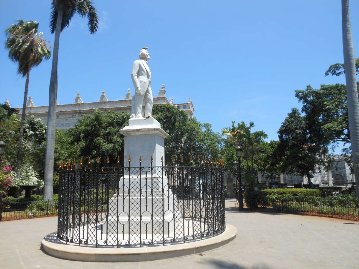 Monumento a Carlos Manuel de Céspedes en la Plaza de Armas, la Habana, Cuba Monumento a Carlos Manuel de Céspedes en la Plaza de Armas, la Habana, Cuba