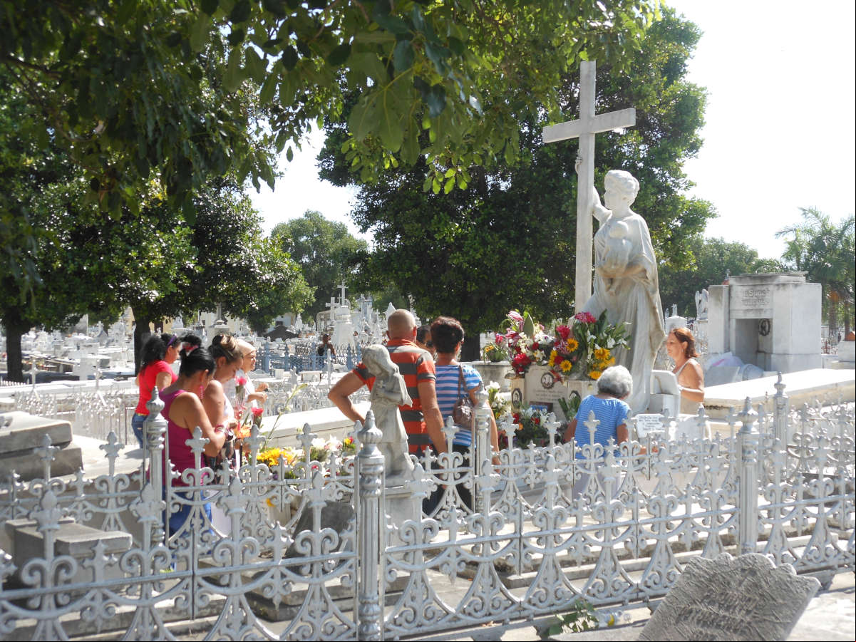 Fieles en la tumba de La Milagrosa en el Cementerio Colón en la Habana Fieles en la tumba de La Milagrosa en el Cementerio Colón en la Habana