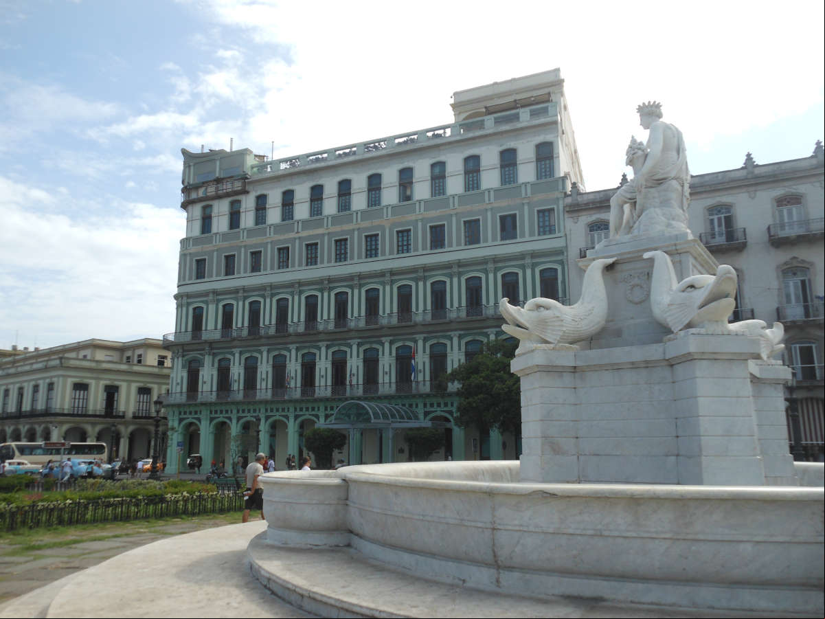 Fuente de la India en el Paseo del Prado, en la Habana Vieja. De fondo el Hotel Saratoga Fuente de la India en el Paseo del Prado, en la Habana Vieja. De fondo el Hotel Saratoga