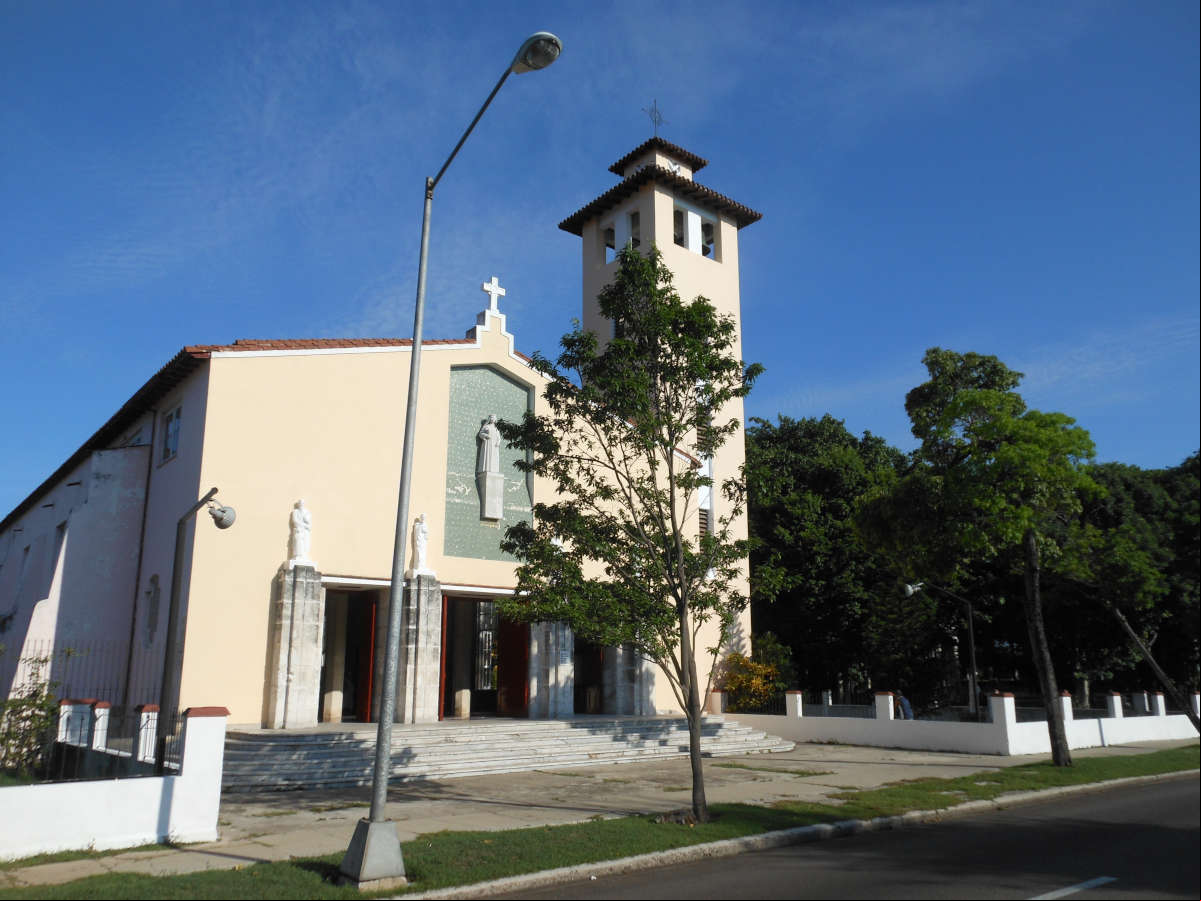 Frente de la Iglesia de Santa Rita, en la Quinta Avenida, Miramar, Playa, la Habana Frente de la Iglesia de Santa Rita, en la Quinta Avenida, Miramar, Playa, la Habana