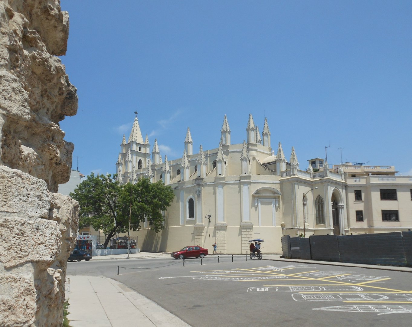 Vista trasera de la iglesia del Santo Ángel Custodio que da a la calle Monserrate en la Habana Vieja. A la izquierda el Baluarte del Ángel, un resto de la antigua Muralla de la Habana Vista trasera de la iglesia del Santo Ángel Custodio en la Habana Vieja