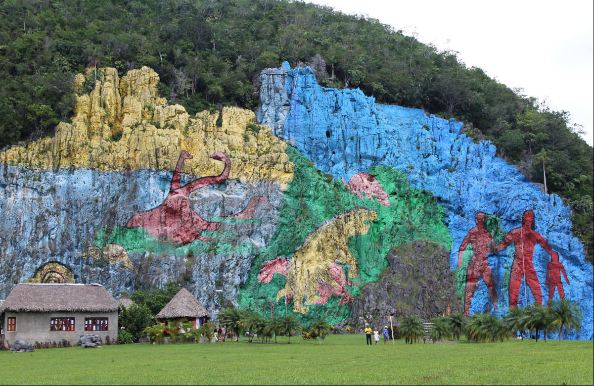 El Mural de la Prehistoria, una enorme pintura mural en la pared de un mogote en el Valle de Viñales El Mural de la Prehistoria, una enorme pintura mural en la pared de un mogote en el Valle de Viñales