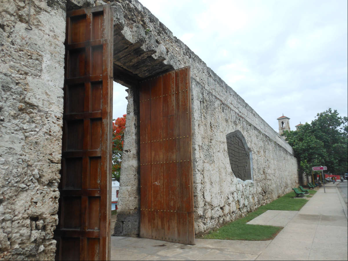Puerta de la Tenaza y una sección de la muralla de la Habana que aun sobrevive Puerta de la Tenaza y una sección de la muralla de la Habana que aun sobrevive