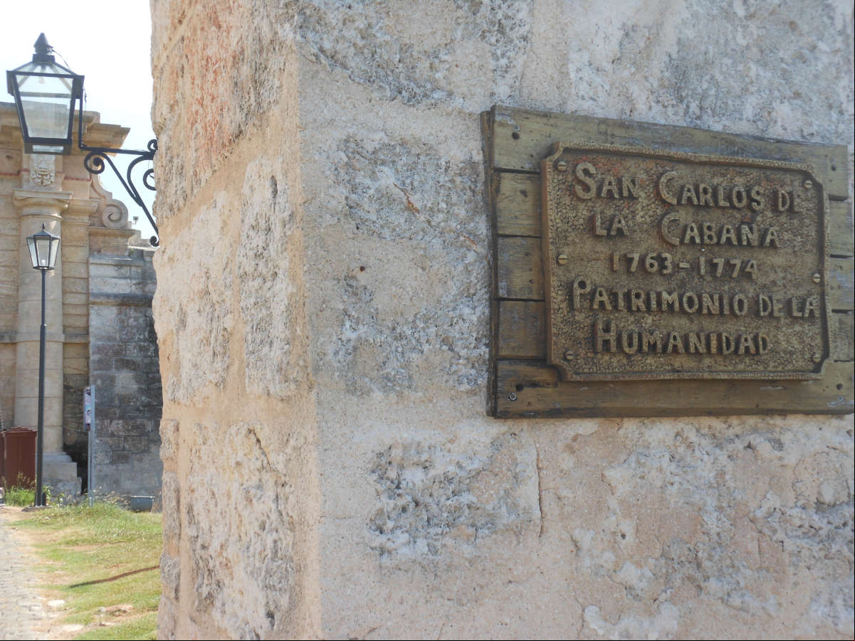 Lápida en un muro de la Fortaleza de San Carlos de la Cabaña, certificando su antigüedad Lápida en un muro de la Fortaleza de San Carlos de la Cabaña
