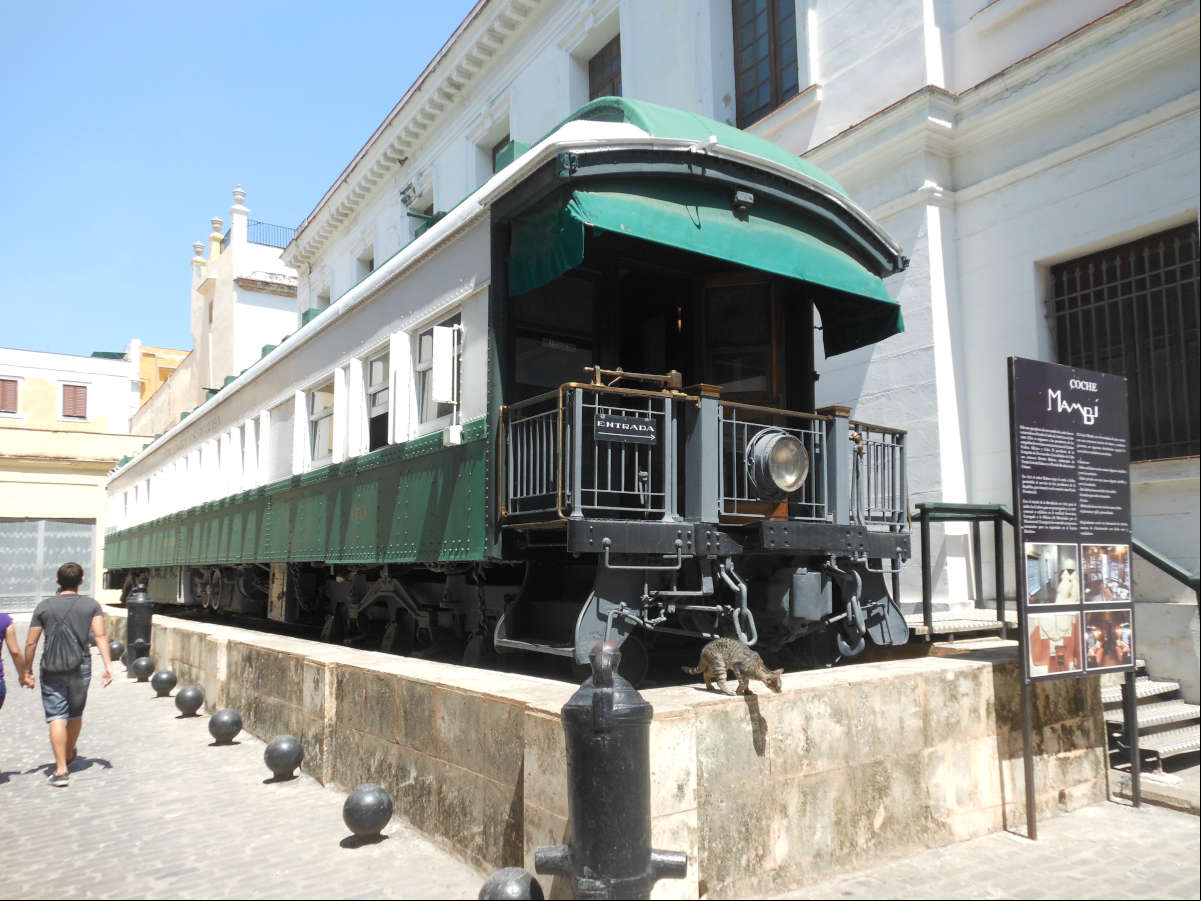 Coche Mambí o Coche Presidencial en las afueras del Museo Palacio de Gobierno, la Habana Coche Mambí o Coche Presidencial en las afueras del Museo Palacio de Gobierno, la Habana