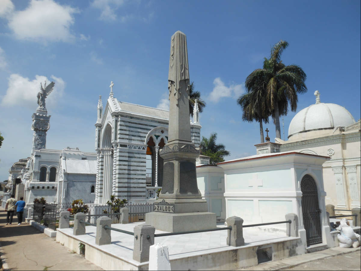 Panteones en el Cementerio Colón. Monumento Nacional de Cuba en la Habana Panteones en el Cementerio Colón. Monumento Nacional de Cuba en la Habana