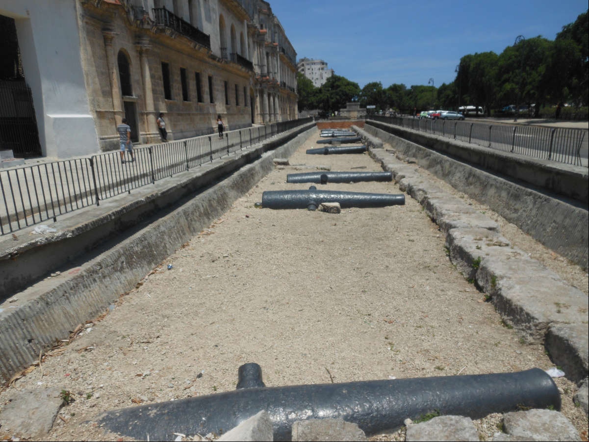 Restos de la Muralla de Mar frente al antiguo Seminario de San Carlos y San Ambrosio en la Habana Vieja Restos de la Muralla de Mar frente al antiguo Seminario de San Carlos y San Ambrosio en la Habana Vieja
