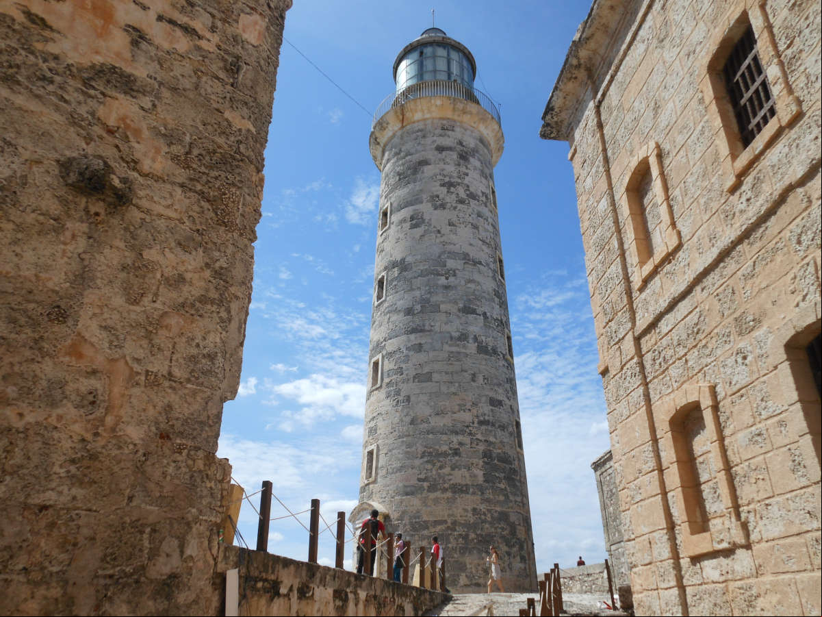 La torre del faro vista desde dentro de la fortaleza del Morro La torre del faro vista desde dentro de la fortaleza del Morro