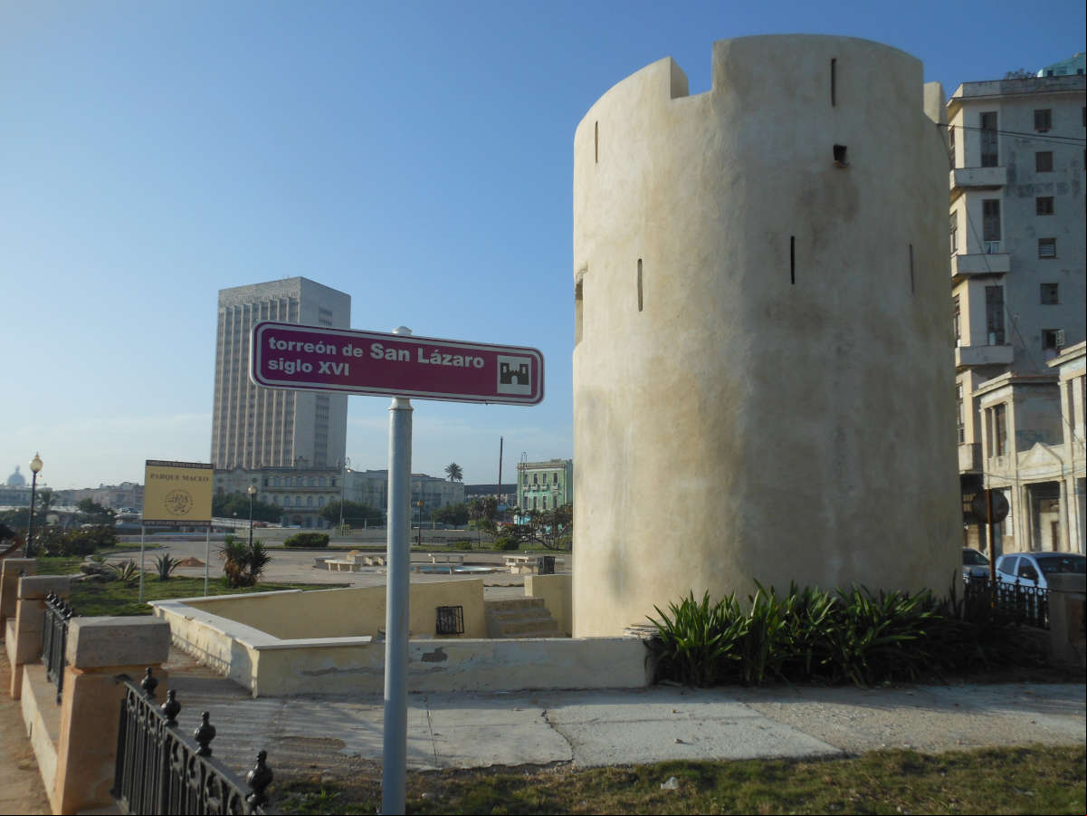 El Torreón de San Lázaro, al fondo el Parque Maceo y el Hospital Ameijeiras El Torreón de San Lázaro, al fondo el Parque Maceo y el Hospital Ameijeiras
