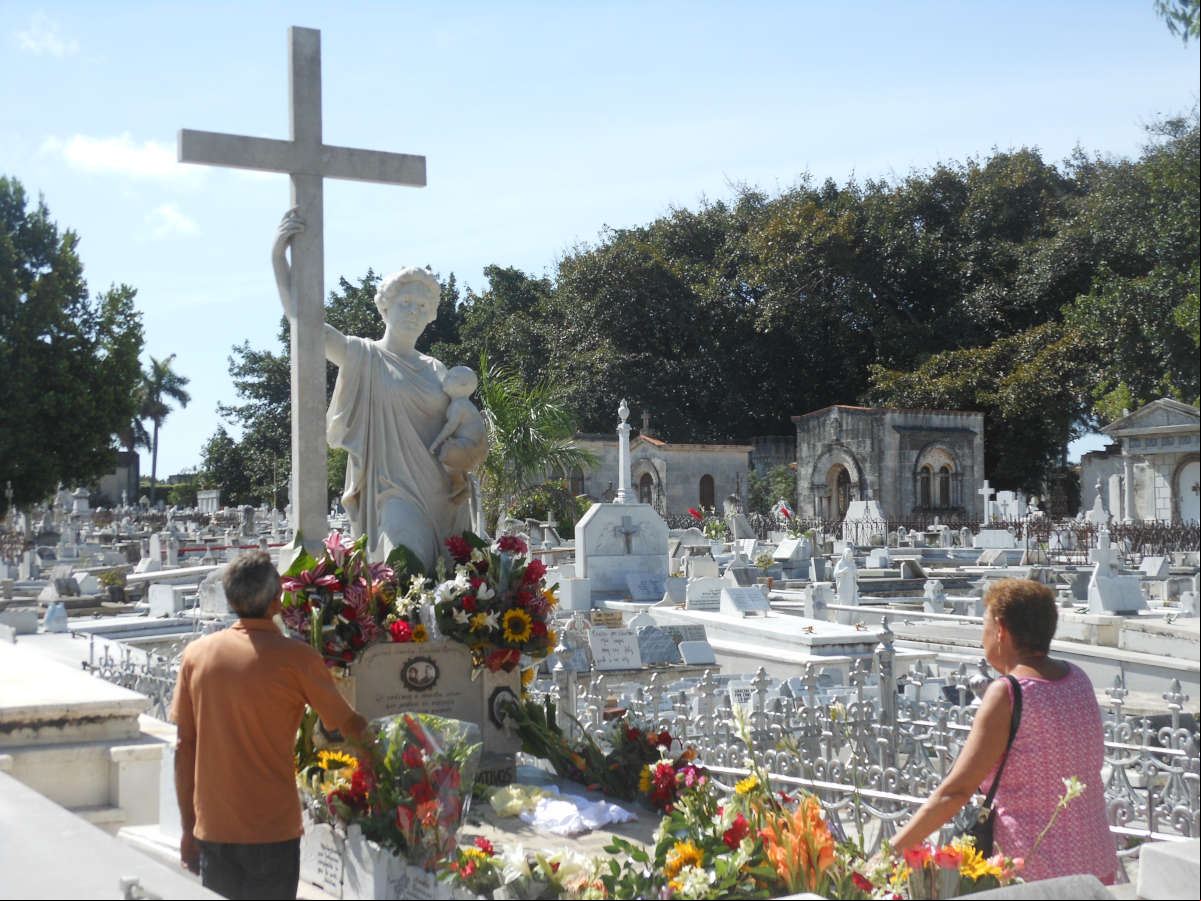 Panteón o tumba de La Milagrosa en el Cementerio Colón, la Habana, con la estatua en honor a Amelia Goyri Panteón o tumba de La Milagrosa en el Cementerio Colón, la Habana, con la estatua en honor a Amelia Goyri