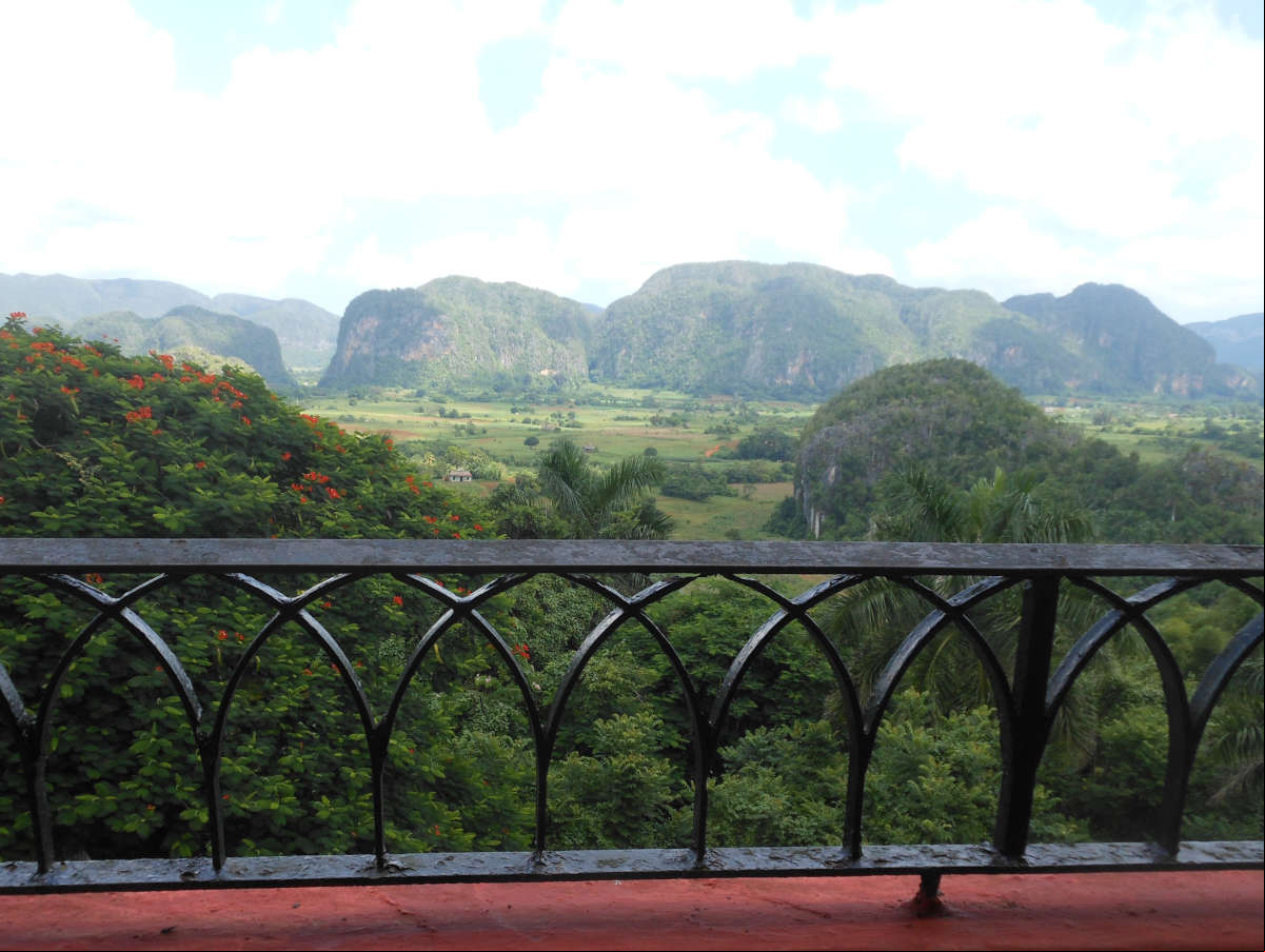 El Valle de Viñales, Patrimonio de la Humanidad en Pinar del Rio, Cuba. Paisaje desde el Mirador de los Jazmines. El Valle de Viñales, Patrimonio de la Humanidad en Pinar del Rio, Cuba. Paisaje desde el Mirador de los Jazmines.