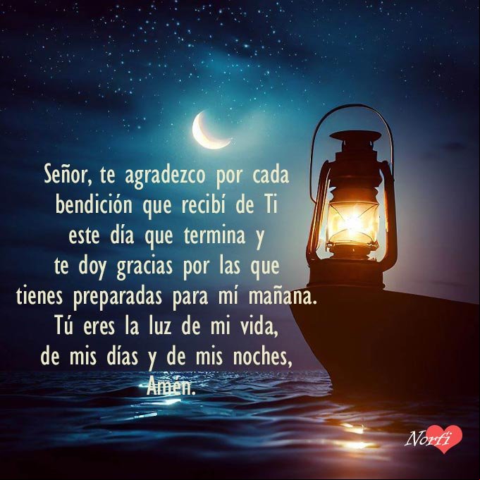 Señor, te agradezco por cada bendición que recibí de Ti este día que termina y te doy gracias por las que tienes preparadas para mí mañana. Tu eres la luz de mi vida, de mis días y de mis noches, Amén Farol bajo la luna y cielo estrellado con oración a Dios