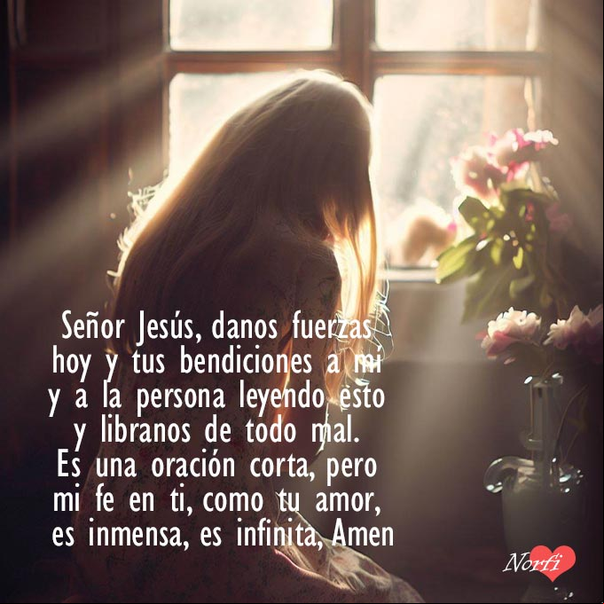 Señor Jesús, danos fuerzas hoy y tus bendiciones a mí y a la persona leyendo esto y libranos de todo mal. Es una oración corta, pero mi fe en ti, como tu amor, es inmensa, es infinita, Amen. #oraciones Mujer arrodillada orando a Dios