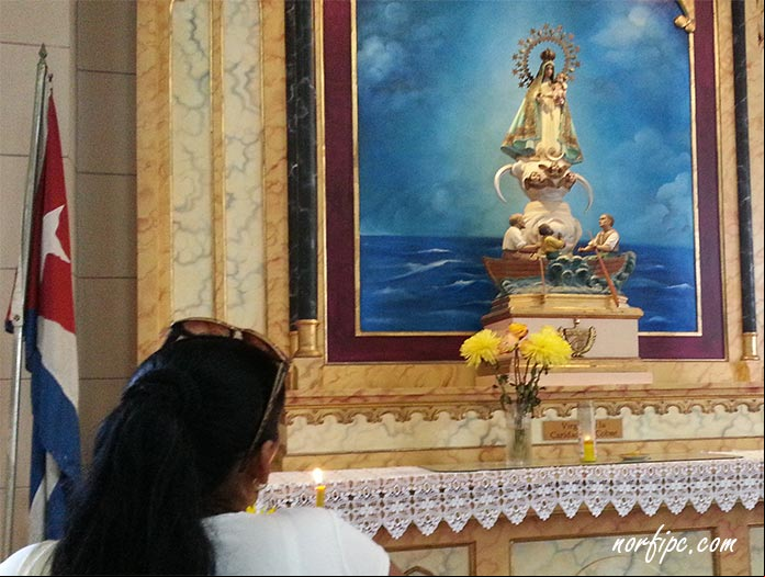 Rezando e implorando a la Virgen de la Caridad del Cobre