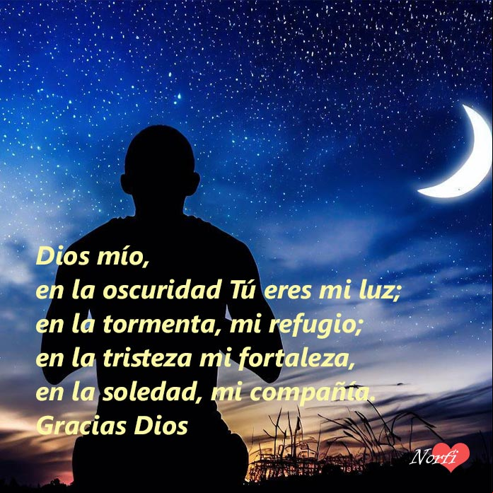 Dios mío, en la oscuridad Tú eres mi luz; en la tormenta, mi refugio; en la tristeza mi fortaleza, en la soledad, mi compañía. Gracias Dios Hombre orando a Dios bajo cielo estrellado