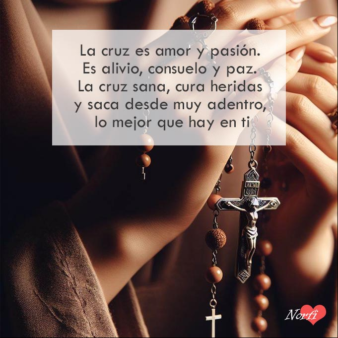 La cruz es amor y pasión. Es alivio, consuelo y paz. La cruz sana, cura heridas y saca desde muy adentro, lo mejor que hay en ti. Manos de mujer con la cruz de un rosario