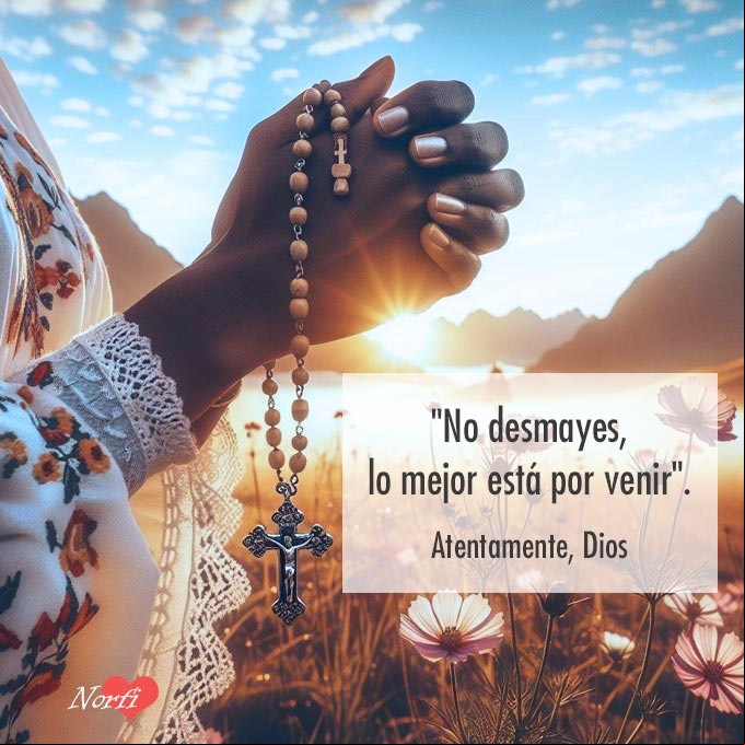 No desmayes, lo mejor está por venir. Atentamente Dios Manos de una persona con un rosario orando al amanecer