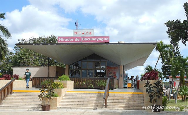 Mirador situado en la orilla oeste del Puente de Bacunayagua Mirador situado en la orilla oeste del Puente de Bacunayagua