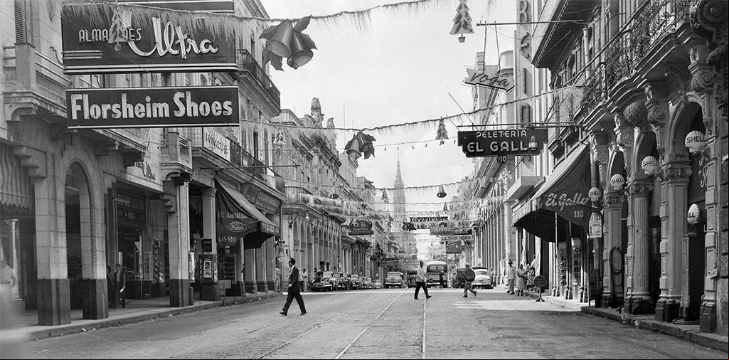 Foto de la Calle Reina en la Habana a comienzos de los años 50 Foto de la Calle Reina en la Habana a comienzos de los años 50