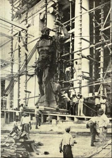Colocando estatua a la Entrada del Capitolio Nacional de Cuba Colocando estatua a la Entrada del Capitolio Nacional de Cuba