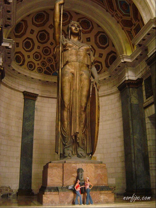 Estatua La Republica, en el interior del Capitolio de la Habana. Estatua La Republica, en el interior del Capitolio de la Habana.
