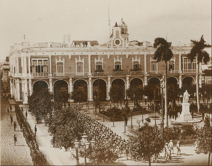 Foto de la Plaza de Armas y el Palacio de los Capitanes Generales en 1899 Foto de la Plaza de Armas y el Palacio de los Capitanes Generales en 1899