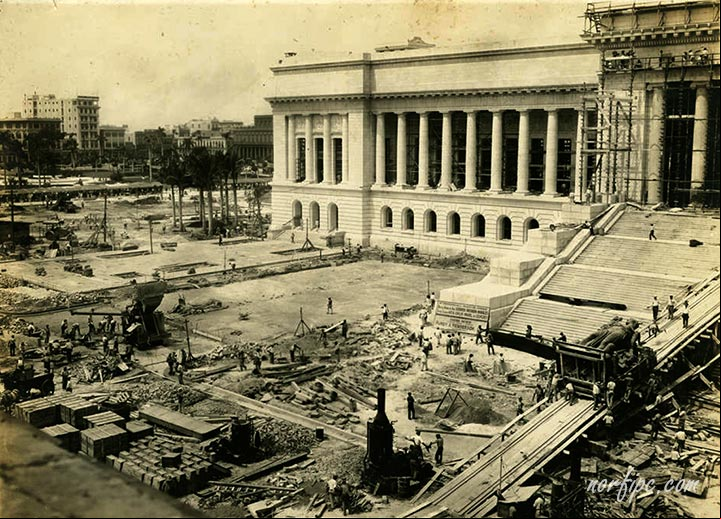Subiendo la estatua de la Justicia durante la construcción del Capitolio de la Habana Subiendo la estatua de la Justicia durante la construcción del Capitolio de la Habana