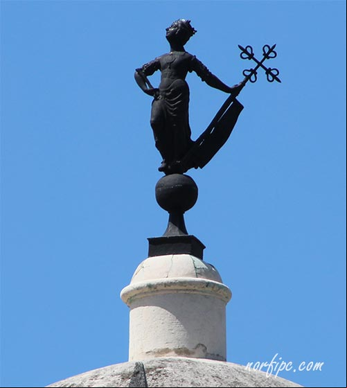 Estatua de la Giraldilla, uno de los símbolos de la Ciudad de la Habana sobre uno de los baluartes del Castillo de la Fuerza Estatua de la Giraldilla, uno de los símbolos de la Ciudad de la Habana