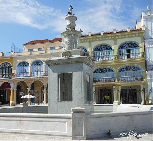 La fuente de la Plaza Vieja en la Habana La fuente de la Plaza Vieja en la Habana