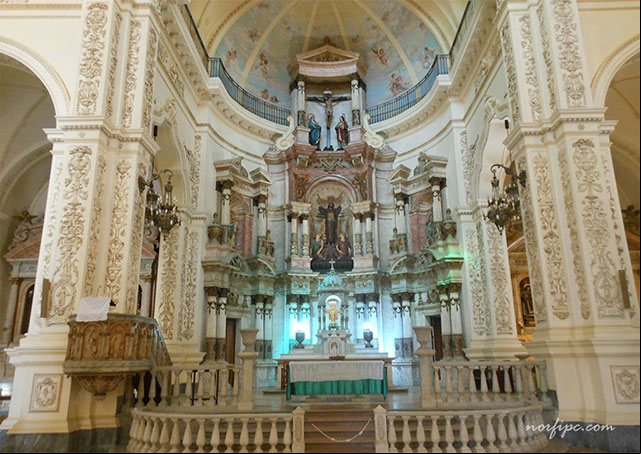 Altar mayor de La Iglesia de San Agustín o San Francisco el Nuevo en la Habana Vieja Altar mayor de La Iglesia de San Agustín o San Francisco el Nuevo en la Habana Vieja