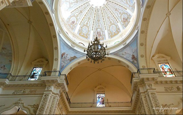Detalles de los hermosos vitrales y la enorme cúpula que posee La Iglesia de San Agustín o San Francisco el Nuevo en la Habana Vieja Detalles de los hermosos vitrales y la enorme cúpula que posee La Iglesia de San Agustín