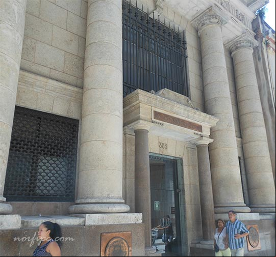 Frente del Museo Numismático en la Habana Vieja Frente del Museo Numismático en la Habana Vieja