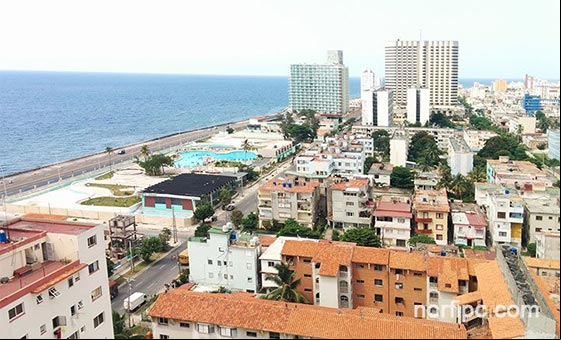 Litoral occidental del barrio del Vedado en La Habana. De fondo los hoteles Riviera y el Meliá Cohíba Litoral occidental del barrio del Vedado en La Habana