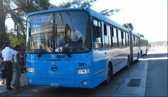 Foto del MetroBus P12 circulando por la Avenida Boyeros. Conecta Santiago de las Vegas con el Parque de la Fraternidad Foto del MetroBus P12 circulando por la Avenida Boyeros