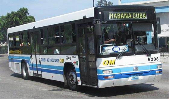 Ómnibus de la ruta 400 que conecta la Habana con la Playa Guanabo Ómnibus de la ruta 400 que conecta la Habana con la Playa Guanabo