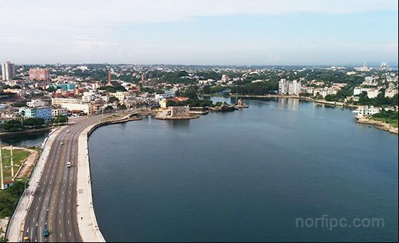 El Rio Almendares separa el barrio del Vedado y el municipio de Playa El Rio Almendares separa el barrio del Vedado y el municipio de Playa