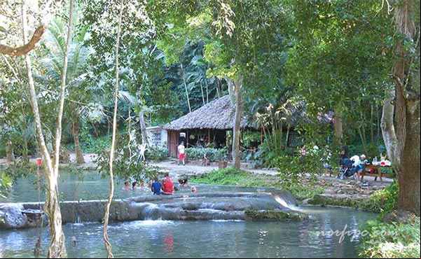 Área de baño en el rio que corre en los Jardines de Hershey Área de baño en el rio que corre en los Jardines de Hershey