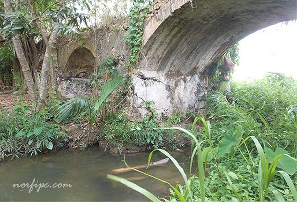 Canal de regadío abierto bajo las arcadas del Ingenio Alejandría Canal de regadío abierto bajo las arcadas del Ingenio Alejandría
