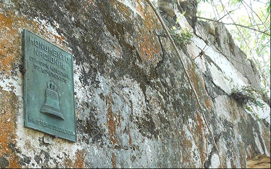 Lápida o placa que declara los restos del Ingenio Alejandría son un Monumento Nacional de Cuba Lápida o placa que declara los restos del Ingenio Alejandría son un Monumento Nacional de Cuba