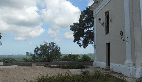 Parte trasera de la Ermita de Monserrat, al fondo el paisaje del Valle del Yumurí Parte trasera de la Ermita de Monserrat, al fondo el paisaje del Valle del Yumurí