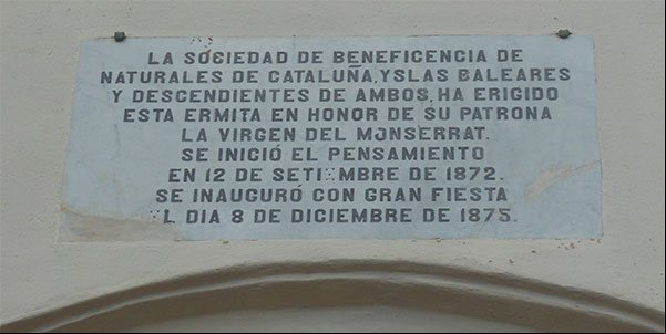 Placa situada en el frente de la Ermita de Monserrat en su inauguración en 1875 Placa situada en el frente de la Ermita de Monserrat en su inauguración en 1875