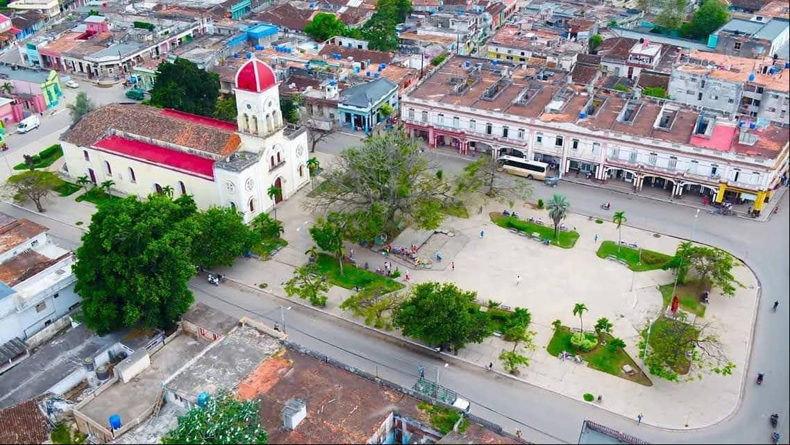 Foto aerea del parque central de la ciudad de Guines Foto aerea del parque central de la ciudad de Guines
