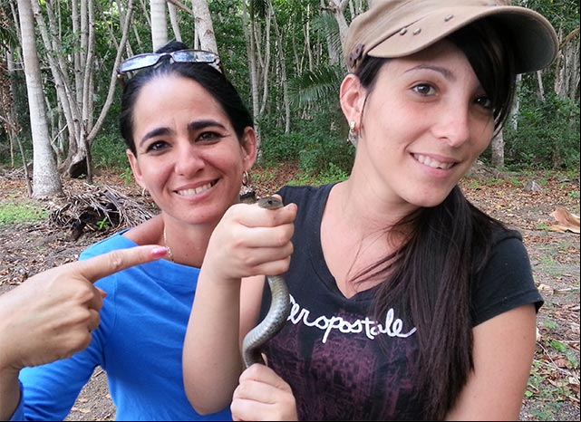 Ayerim Carrodeguas y Mireya explorando en el Monte del Embarcadero Ayerim Carrodeguas y Mireya explorando en el Monte del Embarcadero