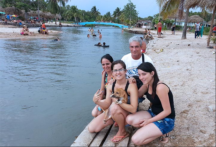 Norfi Carrodeguas con su familia en la Playa Mayabeque Norfi Carrodeguas con su familia en la Playa Mayabeque
