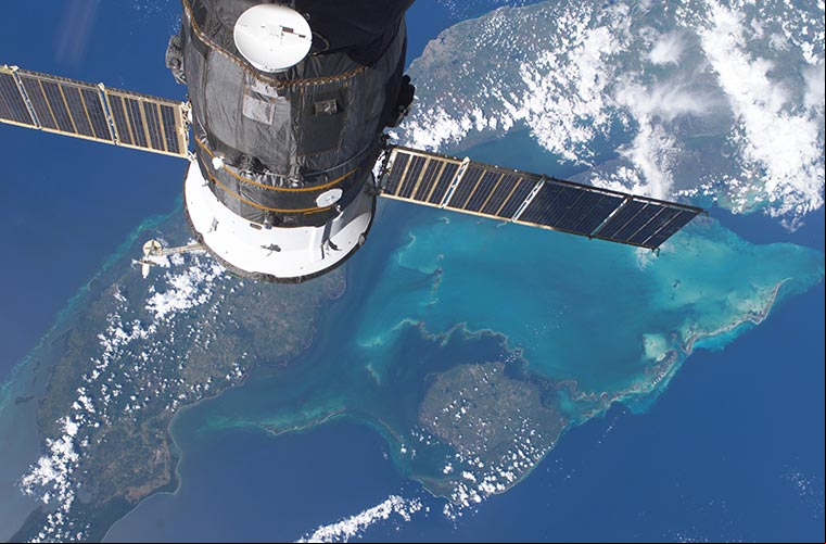 Nave espacial Progreso 22 atracada en la SSI durante la Expedición 13, de fondo el occidente de Cuba Nave espacial Progreso 22 atracada en la SSI durante la Expedición 13